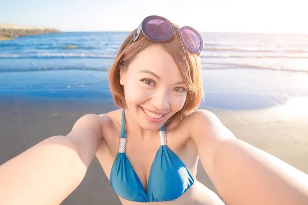 Frau macht glücklich Selfie — Stockfoto