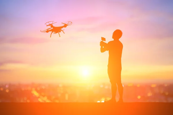 Homem brincando com drone — Fotografia de Stock