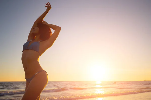 Mujer en bikini posando — Foto de Stock