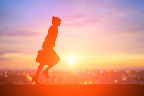Деловая женщина бежит на закате — стоковое фото