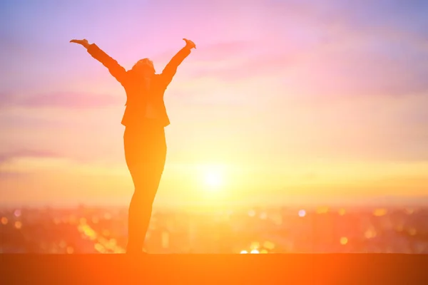 Mujer de negocios sintiéndose libre — Foto de Stock