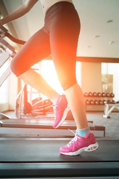 Woman running on treadmill — Stock Photo, Image