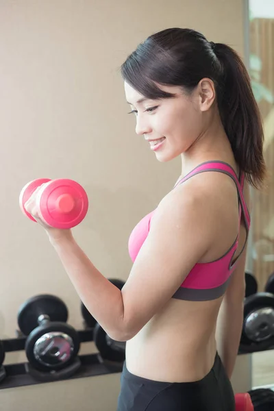 Mujer con entrenamiento de mancuerna — Foto de Stock