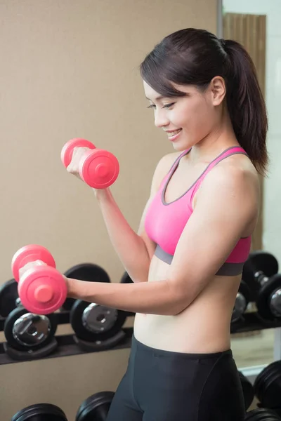 Mujer con entrenamiento de mancuerna — Foto de Stock