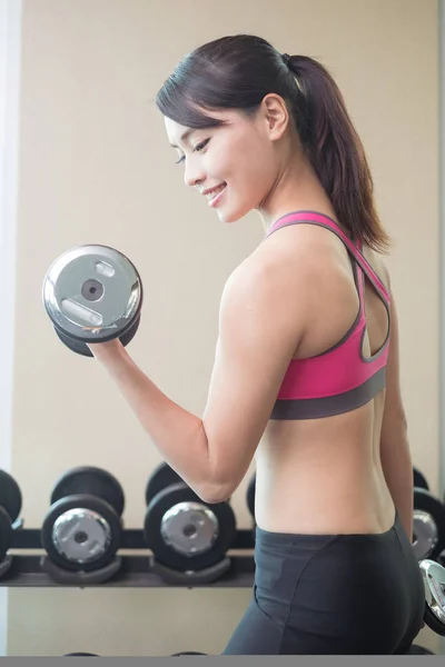 Mujer con entrenamiento de mancuerna — Foto de Stock