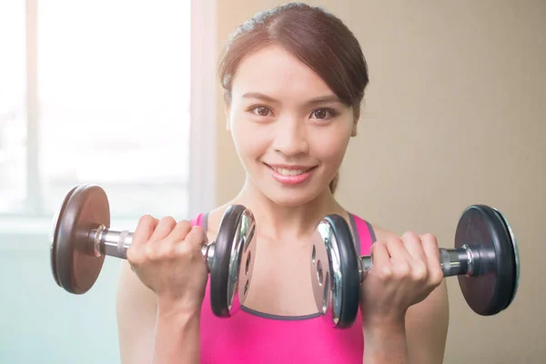 Donna con allenamento manubri — Foto Stock