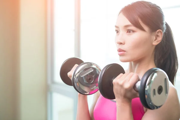 Donna con allenamento manubri — Foto Stock