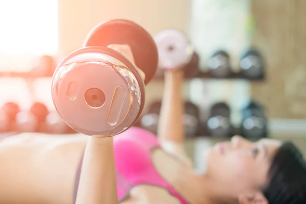 Mujer con entrenamiento de mancuerna — Foto de Stock