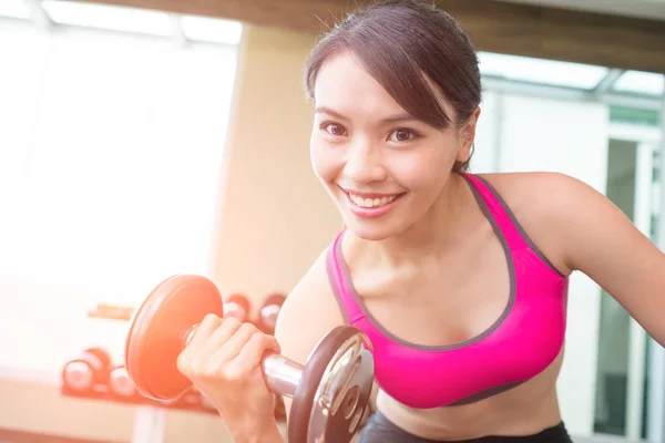 Mujer con entrenamiento de mancuerna — Foto de Stock