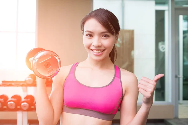 Donna con allenamento manubri — Foto Stock