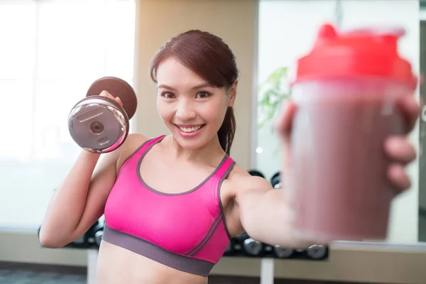 Donna con allenamento manubri — Foto Stock