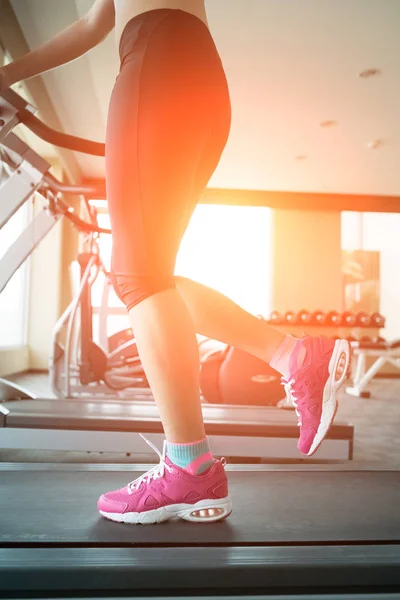 Woman running on treadmill i — Stock Photo, Image