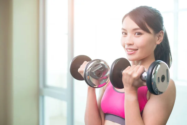 Donna con allenamento manubri — Foto Stock