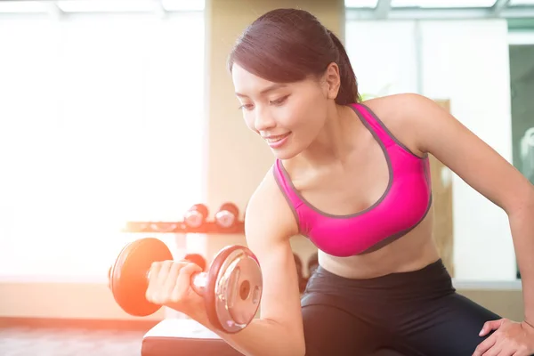 Frau mit Kurzhanteltraining — Stockfoto