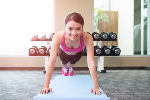 Woman doing  push-up in the gym — Stock Photo, Image