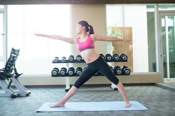 Mujer haciendo yoga en el gimnasio — Foto de Stock