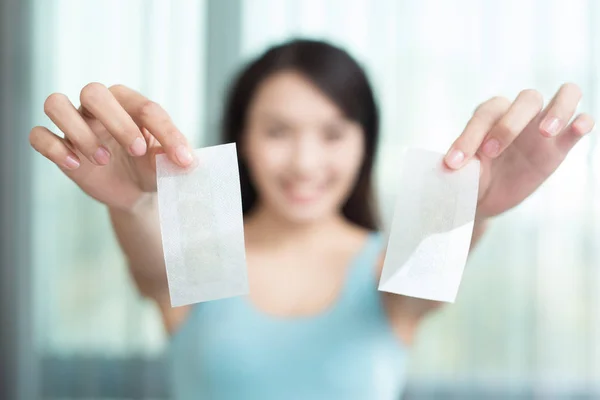 Mujer sonriendo mientras arrancando la axila — Foto de Stock