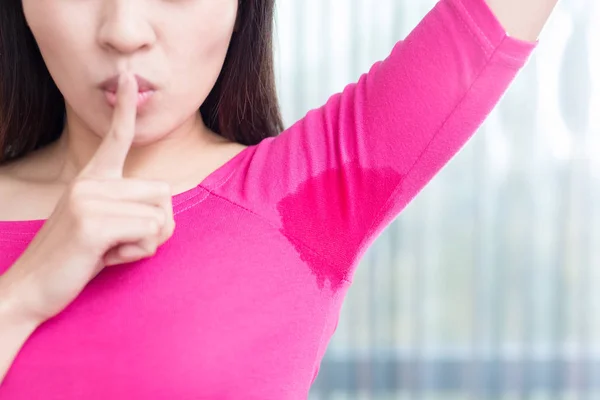 Kvinna med kroppen lukt problem — Stockfoto