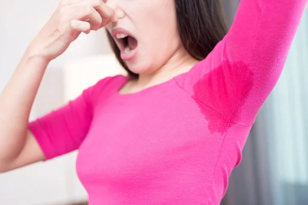 Mulher com problema de odor corporal — Fotografia de Stock