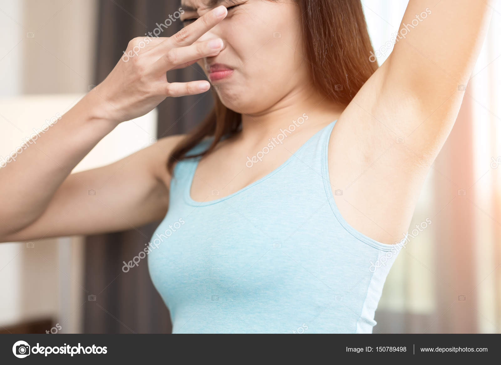 неприятный запах пота. подмышки женщин. неприятный запах тела причины. потные подмышки девушки. потливость подмышек.