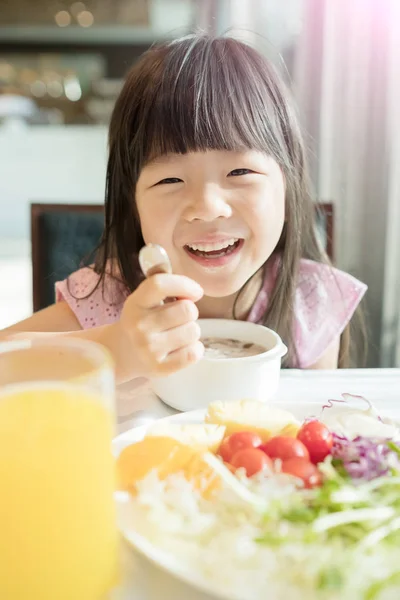 Sevimli kız yemek kahvaltı — Stok fotoğraf