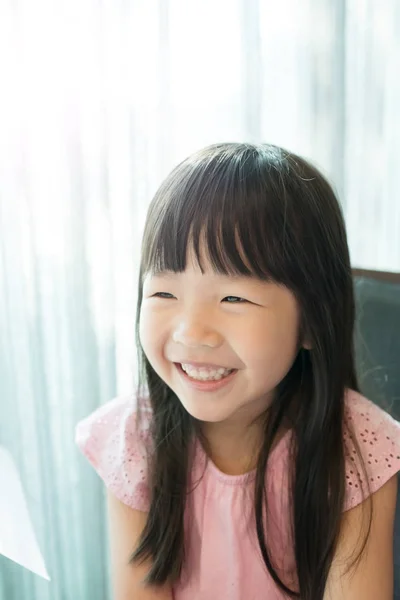 Ładna dziewczyna uśmiechając się szczęśliwie — Zdjęcie stockowe