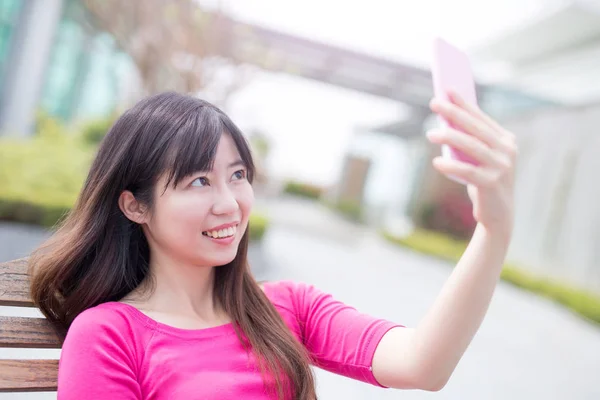 Frau macht Selfie — Stockfoto