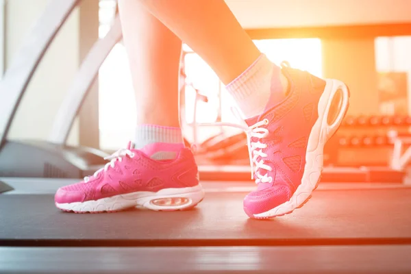 Woman running on treadmill — Stock Photo, Image