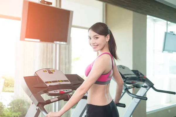 Woman  standing  on treadmill — Stock Photo, Image