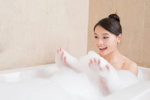 Hermosa mujer tomando baño — Foto de Stock