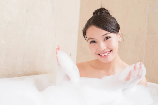 Gyönyörű nő vesz fürdő — Stock Fotó