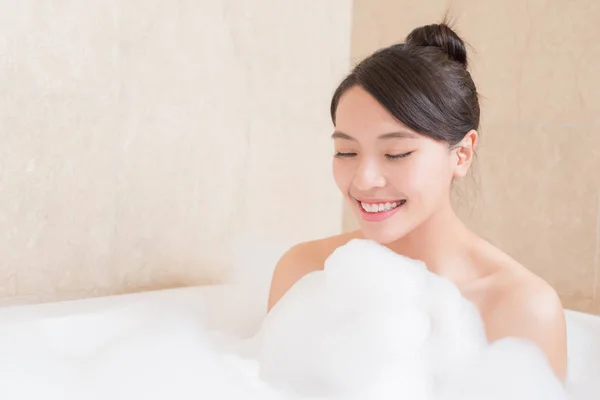 Hermosa mujer tomando baño — Foto de Stock