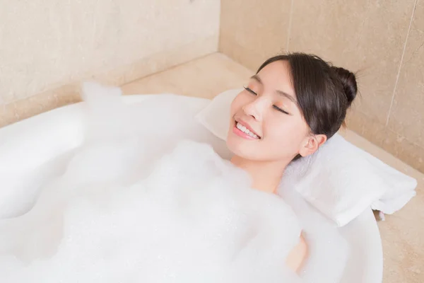 Mulher bonita relaxante no banho — Fotografia de Stock