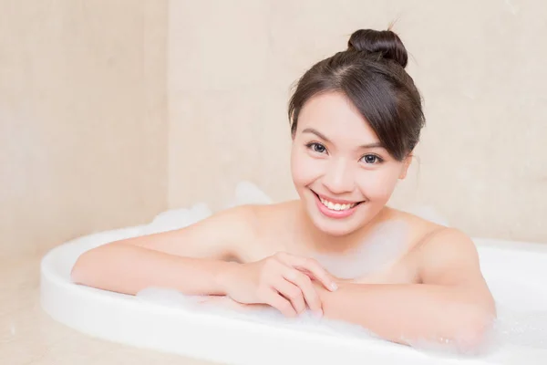 Hermosa mujer tomando baño — Foto de Stock