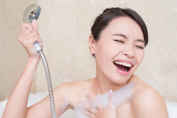 Schöne Frau beim Baden — Stockfoto