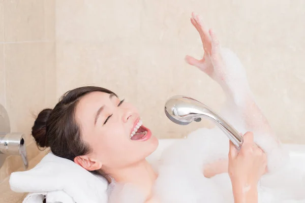 Красивая женщина расслабляется в ванной — стоковое фото