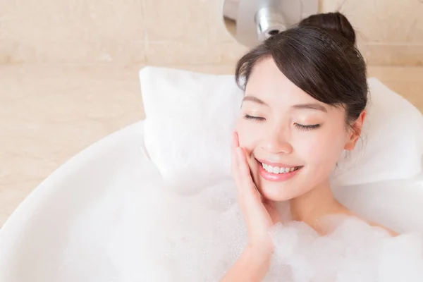 Gyönyörű nő pihentető fürdőben — Stock Fotó