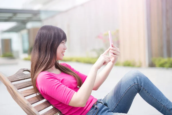 Kvinna med telefon — Stockfoto