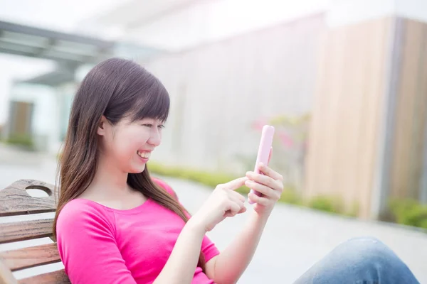Woman using  phone — Stock Photo, Image