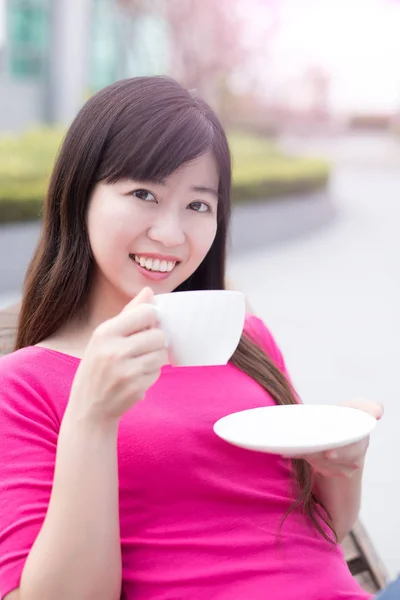 Žena pije čaj — Stock fotografie