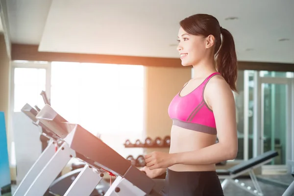 Woman  standing  on treadmill — Stock Photo, Image