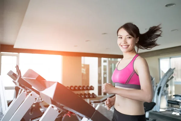 Mujer corriendo en cinta de correr i — Foto de Stock