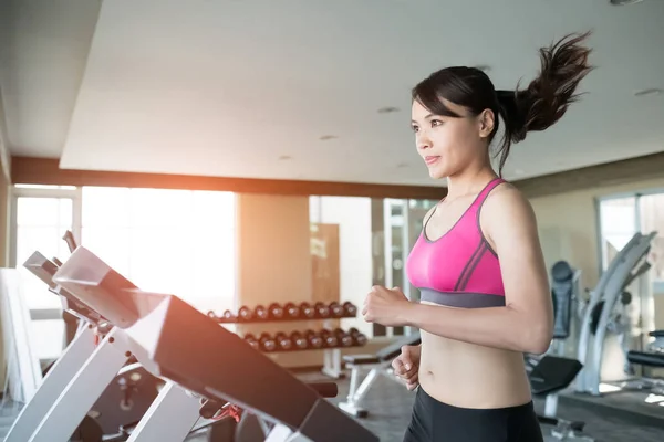 Mujer corriendo en cinta de correr i —  Fotos de Stock