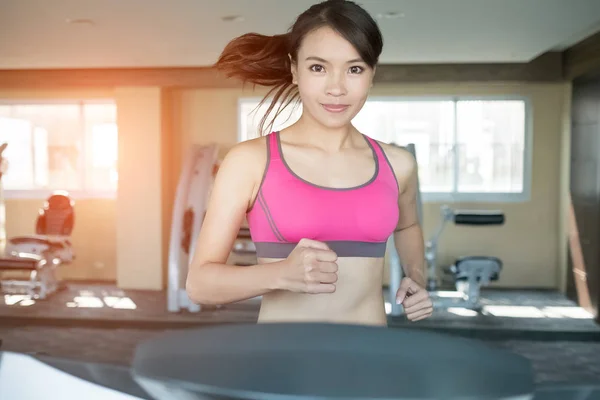 Woman running  on treadmill i — Stock Photo, Image