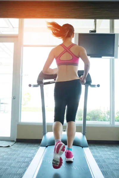 Mujer corriendo en cinta de correr i — Foto de Stock