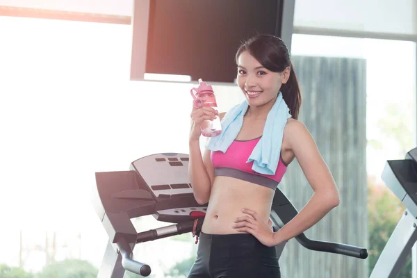 Mujer de pie en la cinta de correr — Foto de Stock