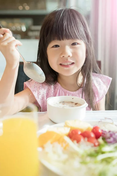 Sevimli kız yemek kahvaltı — Stok fotoğraf