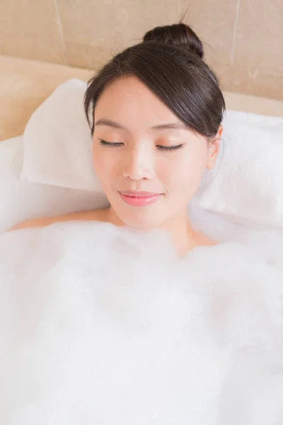 Vrouw nemen van het bad — Stockfoto