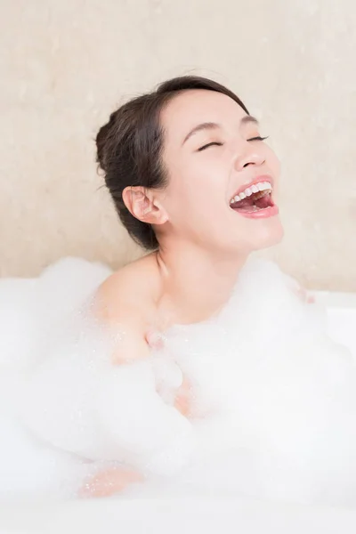 아름 다운 여 자가 복용 목욕 — 스톡 사진
