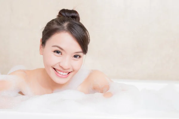 Красива жінка приймає ванну — стокове фото